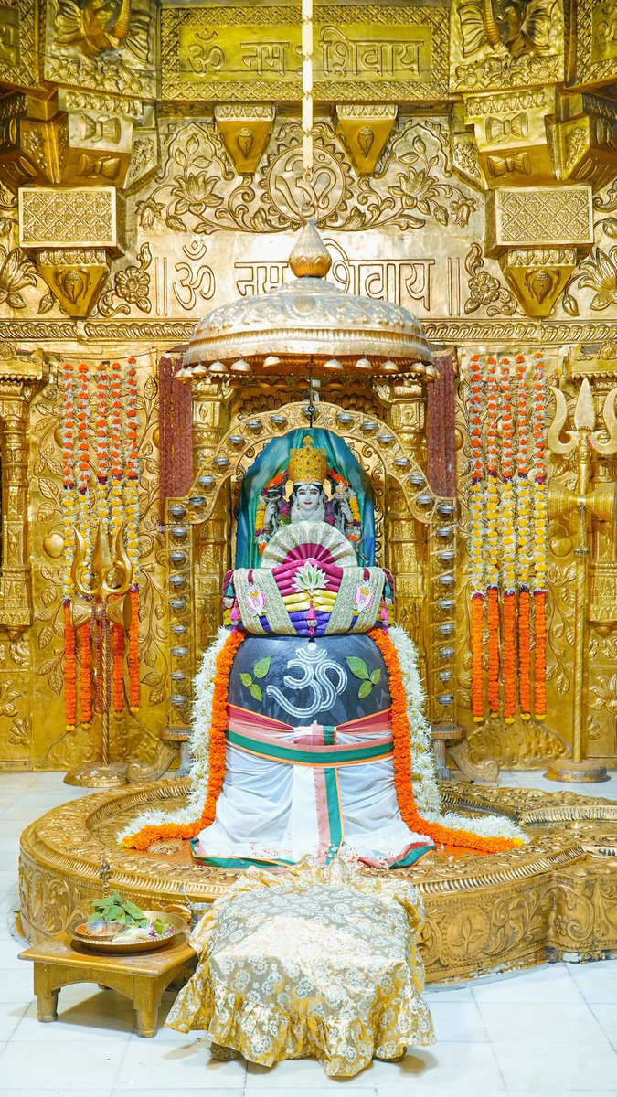 Somnath_Temple's tweet photo. श्री सोमनाथ महादेव मंदिर,
प्रथम ज्योतिर्लिंग - गुजरात (सौराष्ट्र) 
दिनांक: 05 अक्टूबर 2026, भाद्रपद कृष्ण दशमी - सोमवार
मध्याह्न श्रृंगार
102611367
#somnath #mahadev #shivji
#bhakti #somnathlivedarshan #somnathtemple #JaiSomnath #SomnathSwabhimaanParv

Whatsapp Channel Daily Darshan https://t.co/sndKP0fuKq