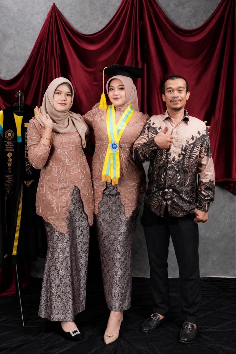 minisreoo's tweet photo. gelar ini kupersembahkan untuk dua sosok luar biasa yang selalu berjuang agar anaknya dapat menempuh pendidikan setinggi mungkin. terima kasih atas setiap doa, nasihat, kasih sayang, dan pengorbananmu. hari ini aku sampai di titik ini karena ada kalian di setiap langkahku🤍 https://t.co/RnU812BOlv