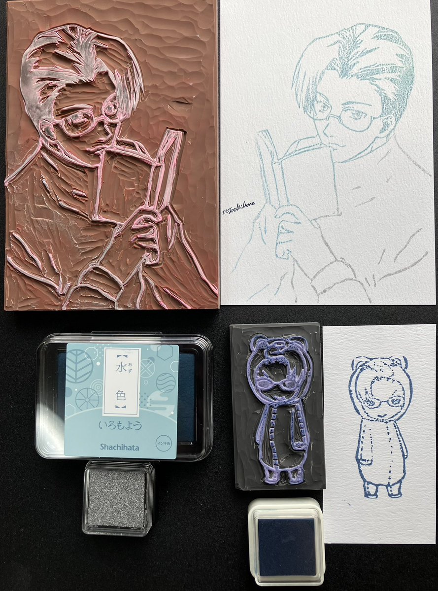 Megane_Megamori's tweet photo. 氷上くん、誕生日おめでとう🎉
彼の髪色に似た水色に、星をイメージしたシルバーのインクを添えて
ミニキャラは枕投げ(枕でまっクマ!!)を🧸

いつもの紙でなく、エンボス加工した紙を使って
ポストカード風に仕立てました

 #氷上格誕生祭2026
 #氷上格生誕祭2026
 #消しゴムはんこ https://t.co/We5lEmGdJs