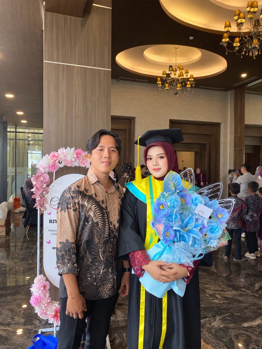 minisreoo's tweet photo. kepada pria bermata khas itu, terima kasih atas segala dukungan selama lebih dari 2 tahun ini, terima kasih telah menjadi tempat untuk pulang, dan mengajarkan bahwa rumah bukan selalu berbentuk bangunan, tapi berbentuk seseorang yang membuat kita merasa tenang dan diterima💙 https://t.co/Ybo2IPH9VT