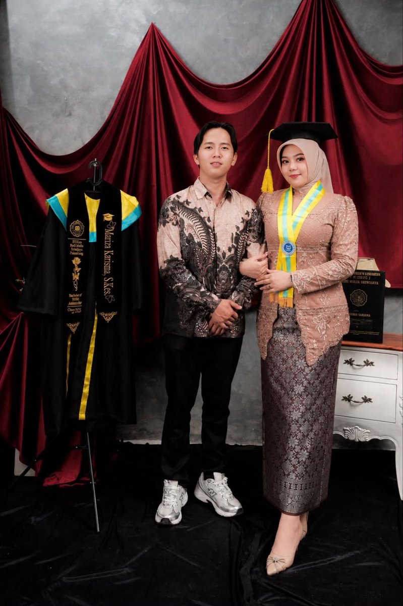 minisreoo's tweet photo. kepada pria bermata khas itu, terima kasih atas segala dukungan selama lebih dari 2 tahun ini, terima kasih telah menjadi tempat untuk pulang, dan mengajarkan bahwa rumah bukan selalu berbentuk bangunan, tapi berbentuk seseorang yang membuat kita merasa tenang dan diterima💙 https://t.co/Ybo2IPH9VT