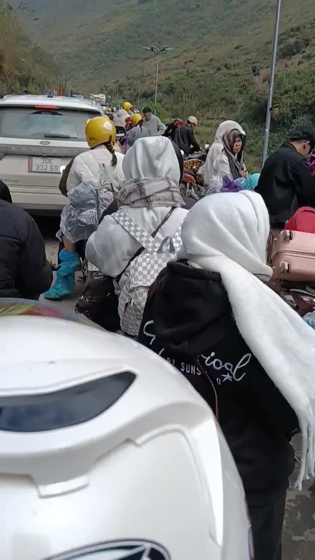 waldemir_lima's tweet photo. Ha Giang is overwhelmed on Tet Day 4: Tham Ma, Ma Pi Leng and Nho Que face severe congestion, while Dong Van–Meo Vac is fully booked. Plan ahead, check traffic, and avoid spontaneous trips during peak days. https://t.co/WAaEfLKkCX