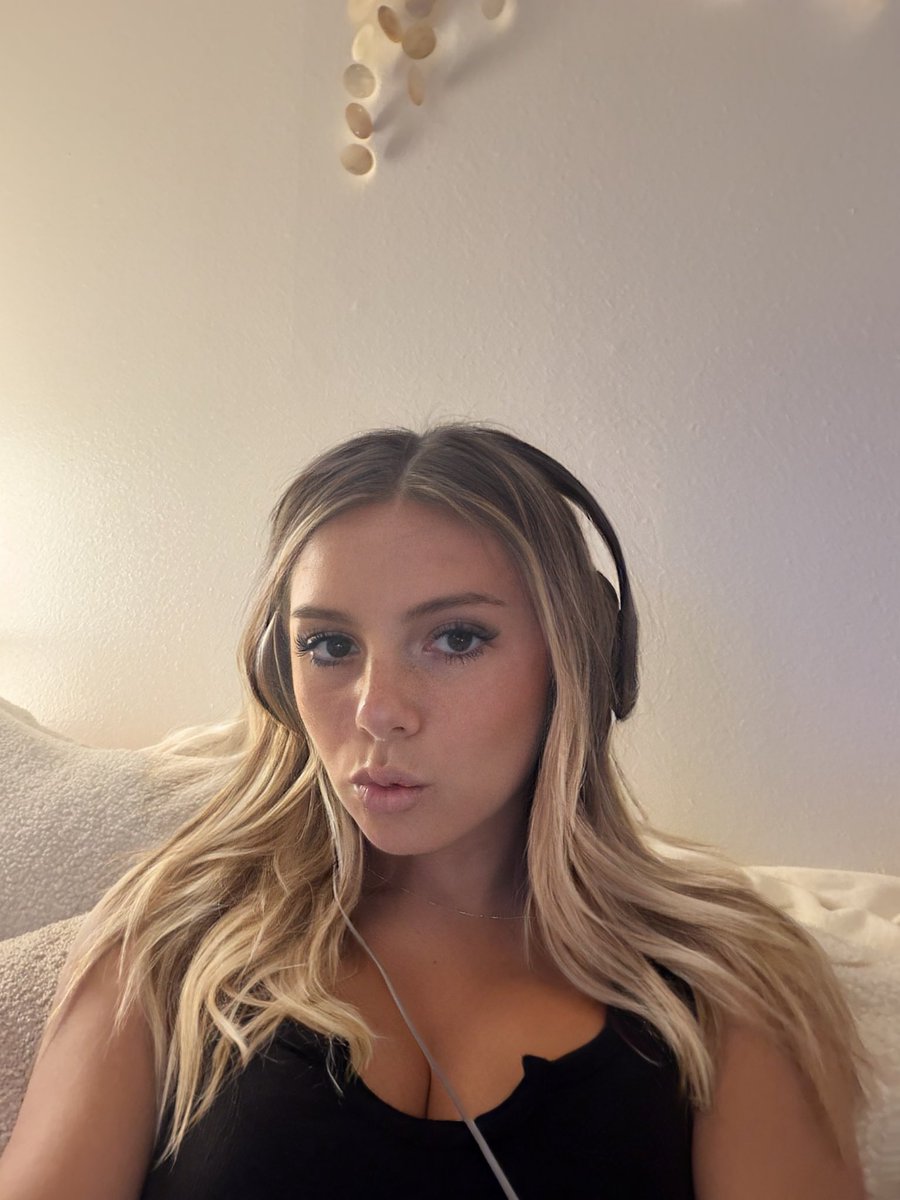 Princessdahnikz's tweet photo. Who’s online tn https://t.co/Ln7EjxQAx8