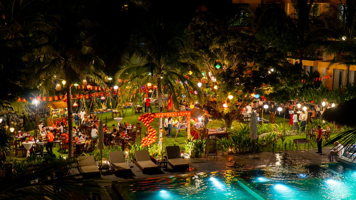 zuhair110's tweet photo. A festive night of Vietnamese flavours, live music and shared moments at Sen Village Hoi An. Join the “Phố Hội Xưa” Buffet every Saturday evening, featuring over 25 Hoi An specialties and live cooking stations. https://t.co/s9fO4tNF4D