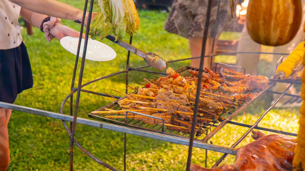 zuhair110's tweet photo. A festive night of Vietnamese flavours, live music and shared moments at Sen Village Hoi An. Join the “Phố Hội Xưa” Buffet every Saturday evening, featuring over 25 Hoi An specialties and live cooking stations. https://t.co/s9fO4tNF4D