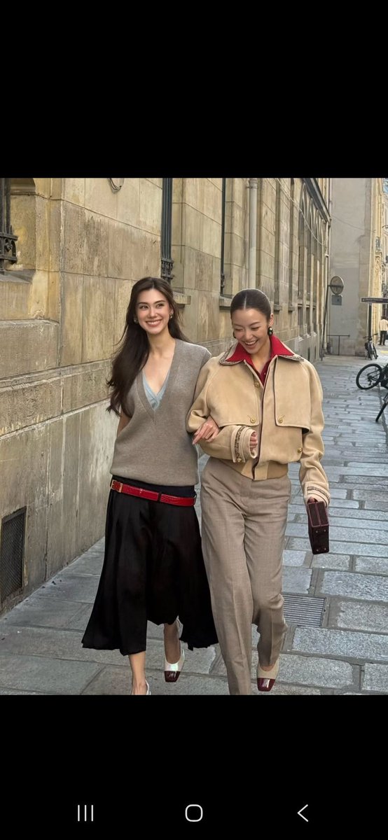 tuimonne's tweet photo. Họ đang tận hưởng khoảng thời gian bên nhau ở Paris 

 #CHANELSS27xLenaMiu #LalinaLena @lena__lorena #MiuNatsha @miunatshaa​ #CHANELSpringSummer  #CHANEL #PFW @CHANEL https://t.co/PEUon8FaUQ