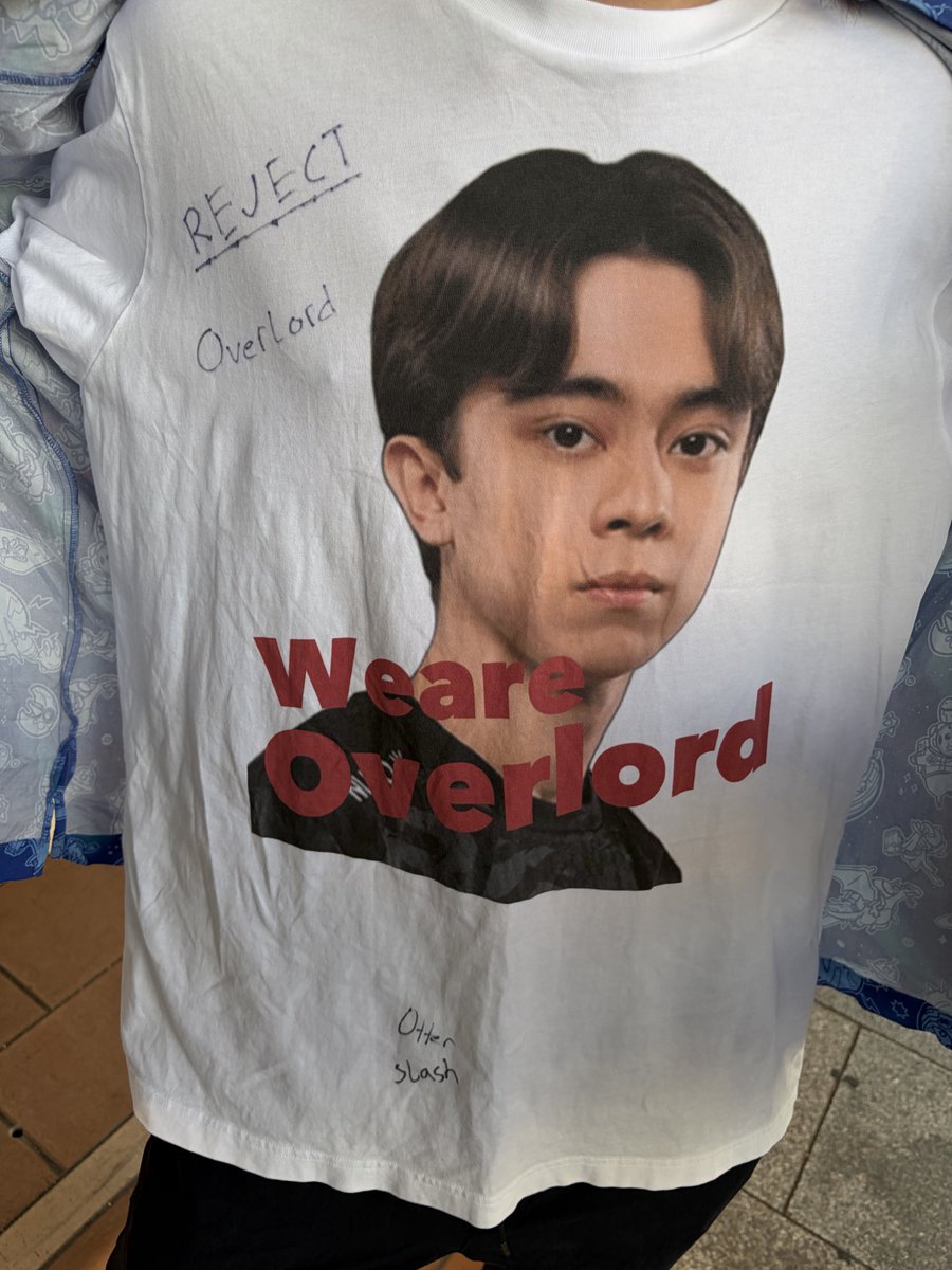 _res_TA_'s tweet photo. 漢字アイスで声かけてくれた人このTシャツ着てたのおもろかったな
日本来てくれてありがとうOverlord https://t.co/1m6AZlBjo3