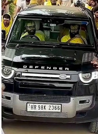 raviparmarIN's tweet photo. यह पीला बाबा कोई परिश्रम नहीं करता फ़िर भी करोड़ों की लक्ज़री कारों से चलते हैं, 🔥

धार्मिक ट्रस्ट के नाम पर टैक्स फ्री रहते हैं, आजीवन दान दक्षिणा अनुदान पर पलते हैं,

यह लोग बिजनेस करते हैं धर्म का, आस्थावान लोग बेचारे फंसते चले जाते हैं,

विभा सिंह अब भी लापता है, उसके साथ क्या हुआ कोई नहीं जानता ।