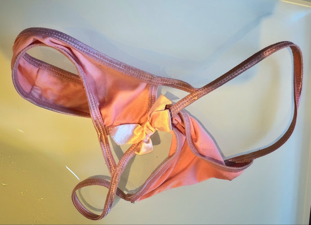 Clemetenzo's tweet photo. Oups madame est partie travailler en oubliant de mettre son string. 
La lingerie oublié laisse penser qu’elle va passer un bonne journée. La coquine 😈 https://t.co/9XkoNtbZBv