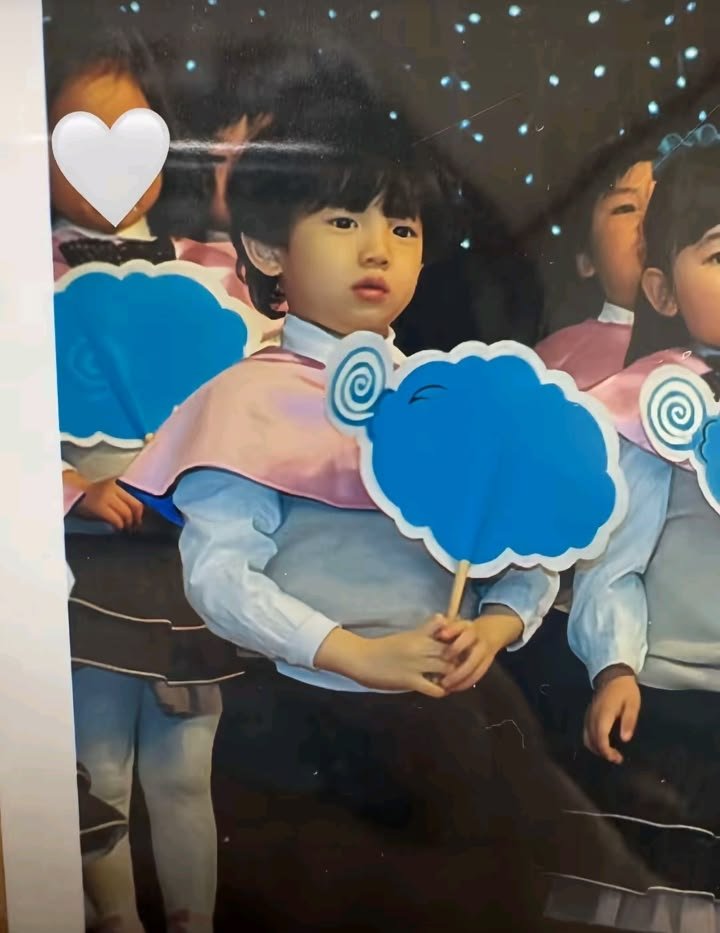 strwberrienrich's tweet photo. suka banget sama foto juhoon kecil yang ini, gemes, lucu, kecil, imut, mbulet huhuu adiikk mau aku cubit pipinya😭🤏🏻 https://t.co/xEYdZ4Ny9b