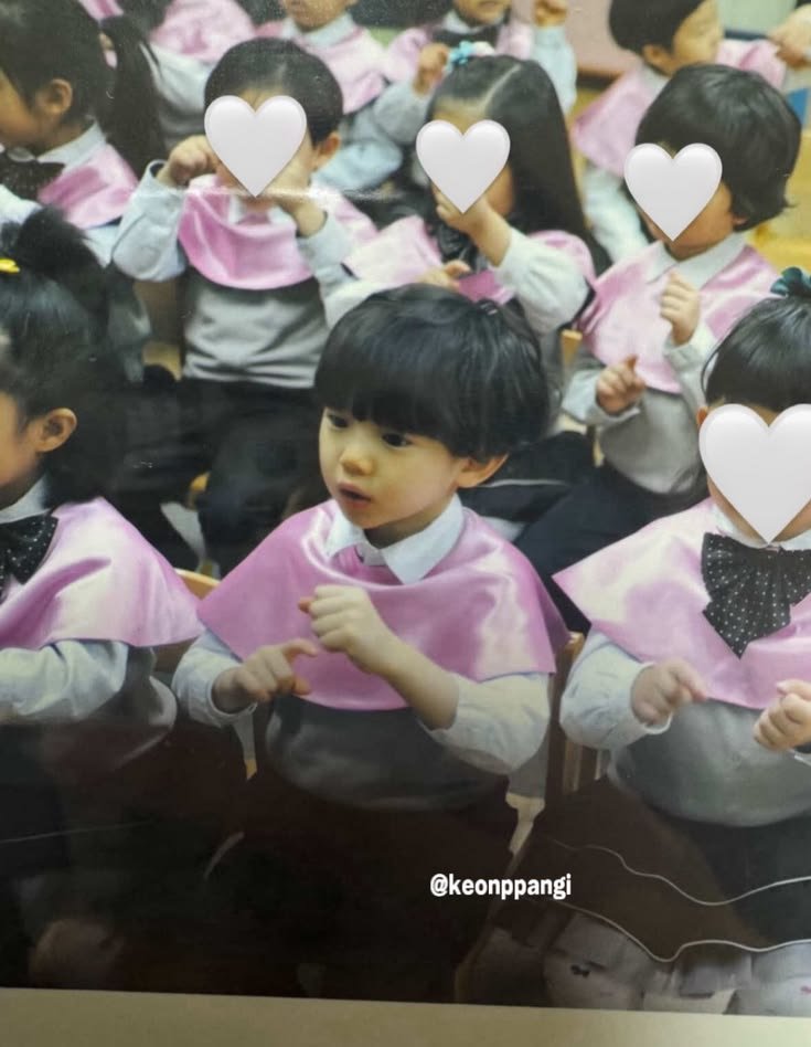 strwberrienrich's tweet photo. suka banget sama foto juhoon kecil yang ini, gemes, lucu, kecil, imut, mbulet huhuu adiikk mau aku cubit pipinya😭🤏🏻 https://t.co/xEYdZ4Ny9b