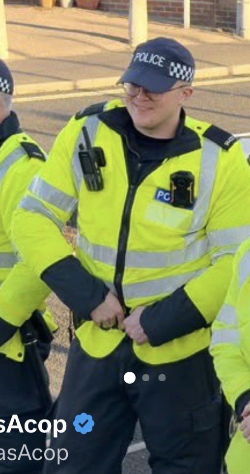 SingleTicket371's tweet photo. This corrupt twat thinks it’s funny… 🤔🤬🇬🇧#Gosport https://t.co/g2Y43b0Y4Y