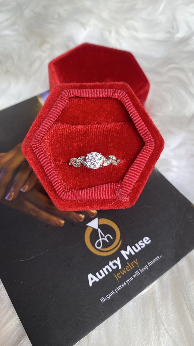AUNTYMUSE_'s tweet photo. Beauty Proposal Ring 🌹
VVS all stones Moissanite 
#150,000
Comes with GRA Certificate 
Metal Stamp 925 Sterling 
Diamond Selector II Tester Pass
Moissanite Tester Pass https://t.co/il6k8TjmEA