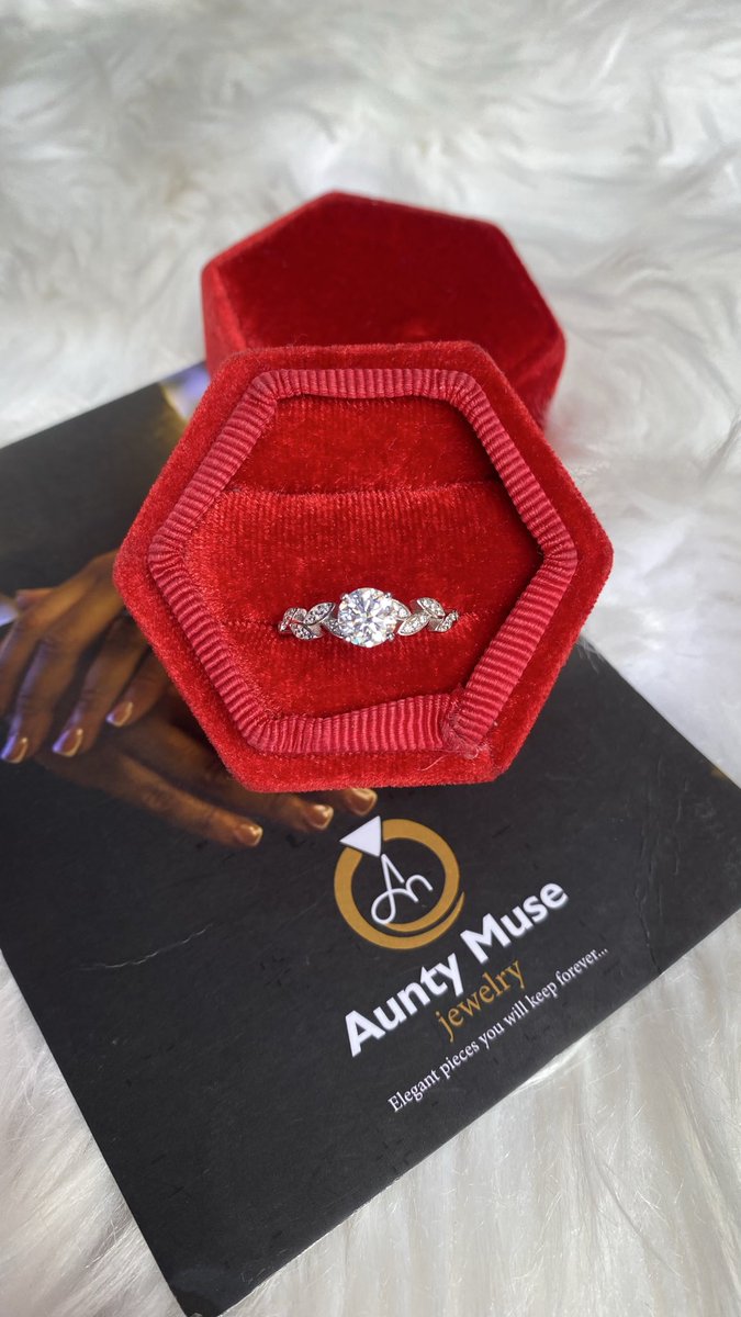 AUNTYMUSE_'s tweet photo. Beauty Proposal Ring 🌹
VVS all stones Moissanite 
#150,000
Comes with GRA Certificate 
Metal Stamp 925 Sterling 
Diamond Selector II Tester Pass
Moissanite Tester Pass https://t.co/il6k8TjmEA