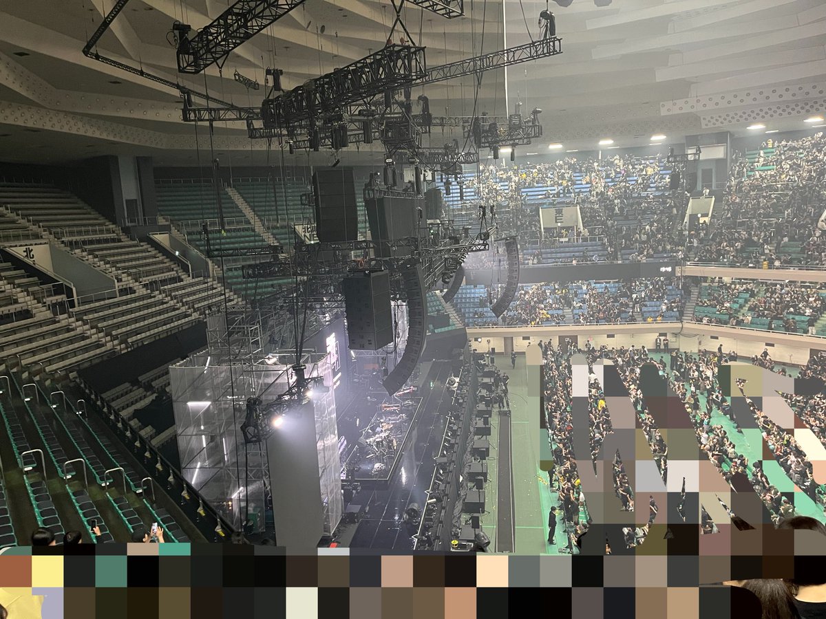 kabo4405's tweet photo. 今回B席で良かったこと。
斜め横　上側から、サカナクション全員がしっかり、ずーっと見ていられた。一郎さんのリズムを取る動きを追えて、足の動きとか…たまに床を片足トントン蹴りするとこ、前のめりつま先立ちぽくなるのとか手の動きとか、見ていて愛おしくてたまらん。最高すぎる席！
つづく。 https://t.co/r4qudhCOWU