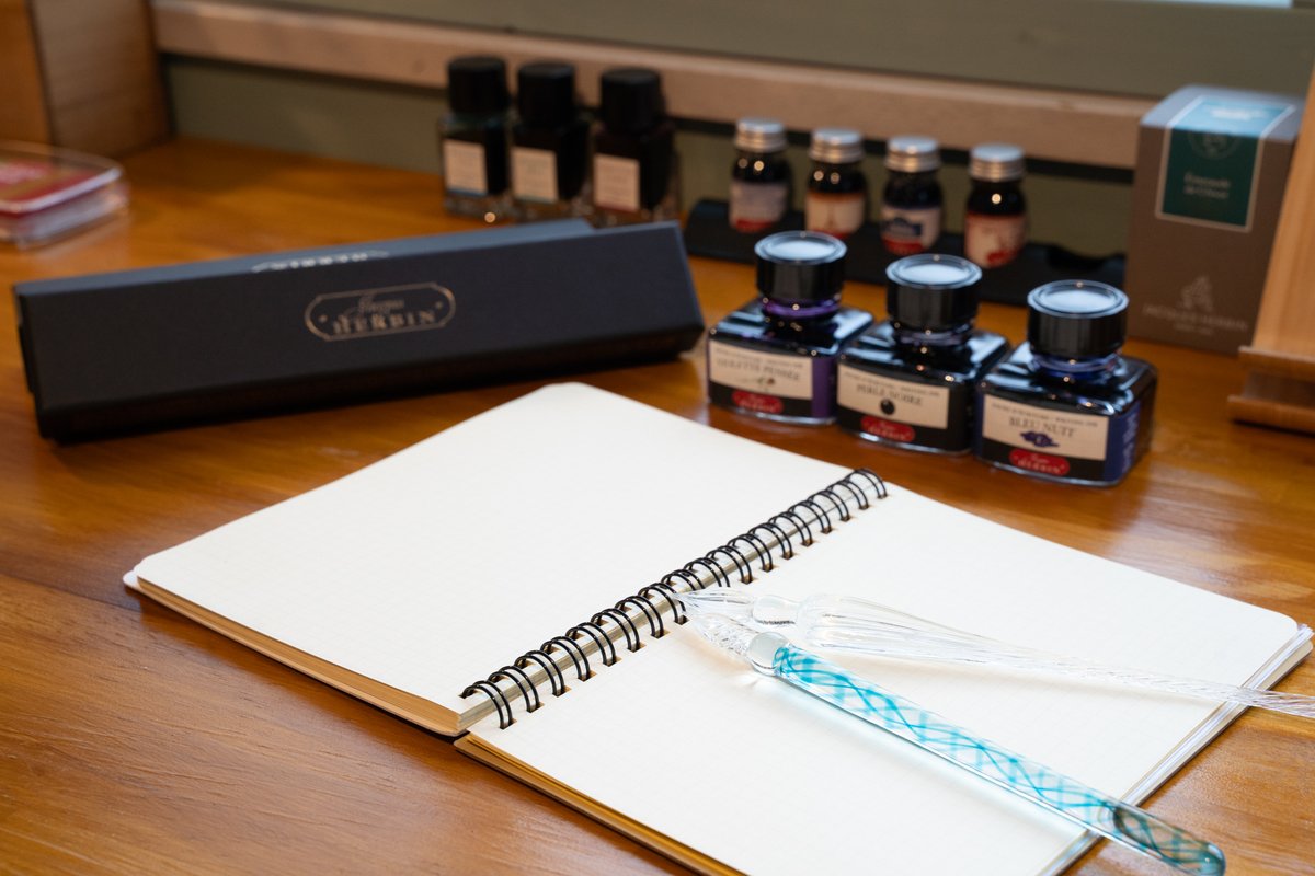 techo_atelier's tweet photo. @QuoVadisJapan  さまより、手帳のサンプルと、ガラスペンやインクをご提供いただきました。
神楽坂店に展示しています。

ガラスペンでインクの色を試したり、サイズごとに違う紙の書き心地を比べたりしていただけます。

ぜひ手帳アトリエでゆっくり試してみてください✨

#手帳アトリエ https://t.co/v8Iq4YEQE7