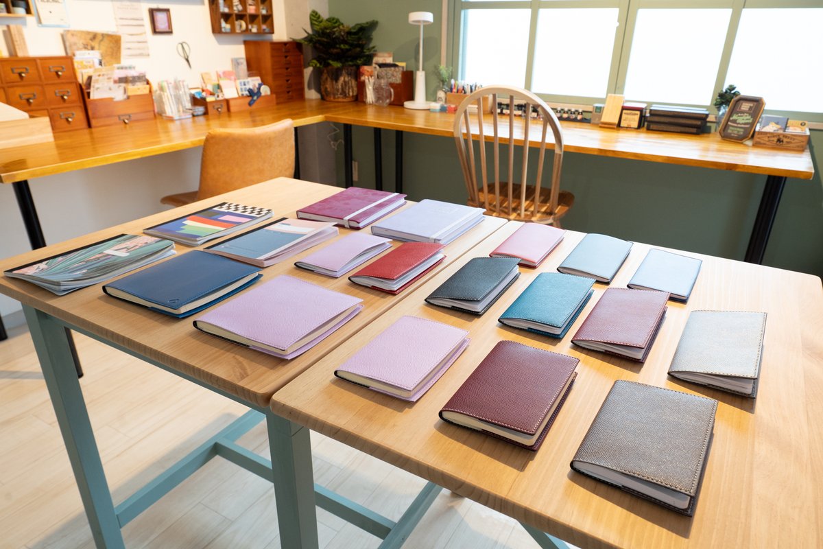 techo_atelier's tweet photo. @QuoVadisJapan  さまより、手帳のサンプルと、ガラスペンやインクをご提供いただきました。
神楽坂店に展示しています。

ガラスペンでインクの色を試したり、サイズごとに違う紙の書き心地を比べたりしていただけます。

ぜひ手帳アトリエでゆっくり試してみてください✨

#手帳アトリエ https://t.co/v8Iq4YEQE7