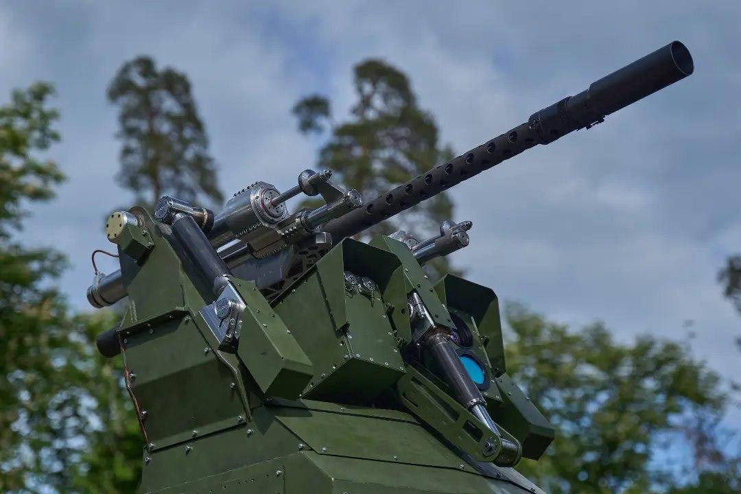 PrzemekShura's tweet photo. W Kijowie zainstalowano 12 wieżyczek do walki z odrzutowymi „Shahedami”, a ich liczba będzie tylko rosła – informuje doradca prezydenta „Flash”.

Mowa o 'Sky Sentinel' – innowacyjnych, autonomicznych wieżyczkach przeciwlotniczych sterowanych przez sztuczną inteligencję, opracowanych i wdrożonych przez Ukrainę w celu ochrony miast. 
Nie są to tradycyjne, stacjonarne betonowe budowle, lecz zrobotyzowane moduły bojowe, które montuje się na dachach wysokich budynków lub na specjalnych platformach w strategicznych punktach miasta. 

Wieżyczki działają bez udziału ludzi. Od momentu wykrycia zagrożenia do oddania strzału system podejmuje decyzje całkowicie samodzielnie.