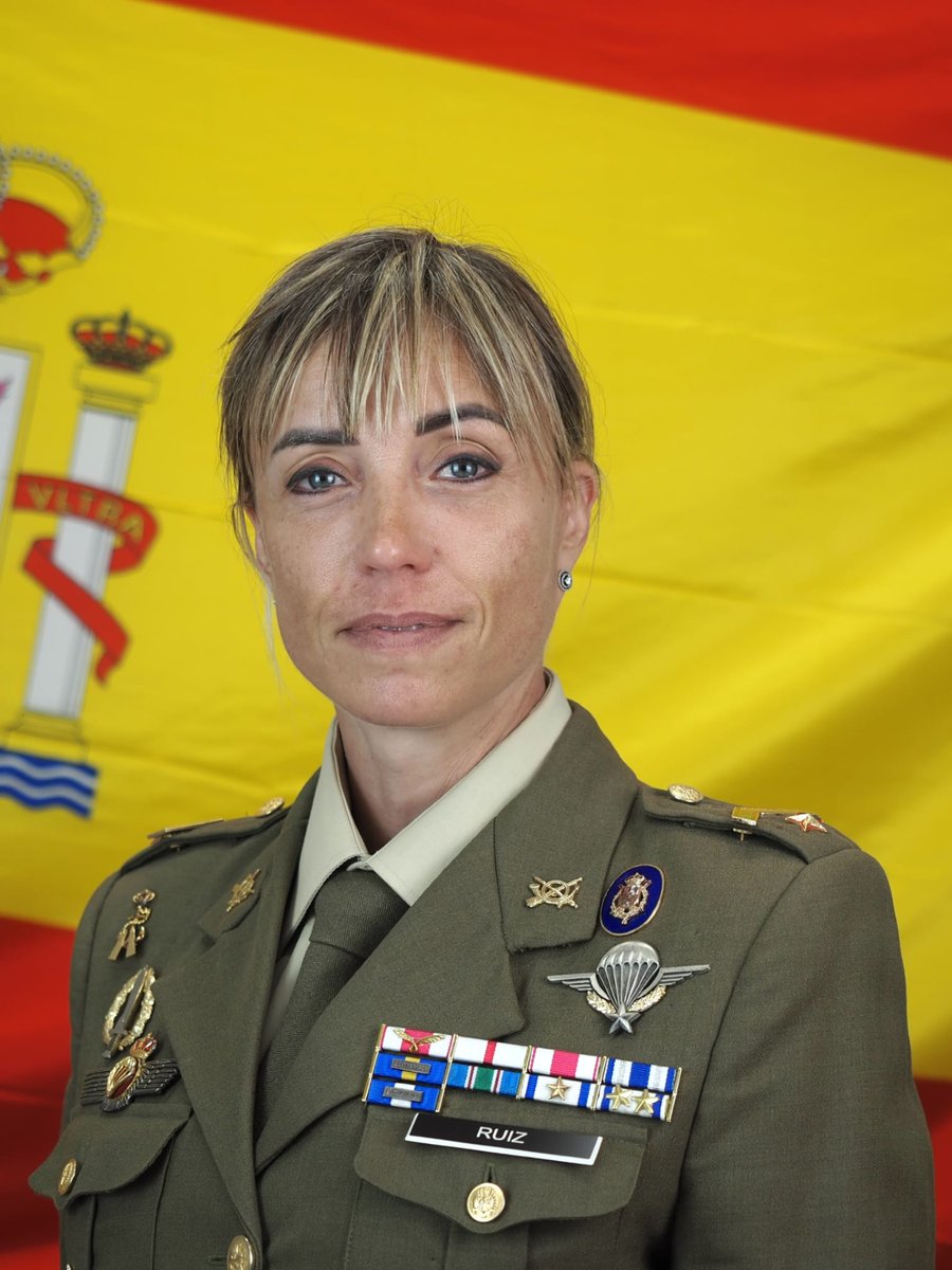 EjercitoTierra's tweet photo. #Buenosdías. Esmeralda Ruiz Alonso es la primera mujer del #EjércitodeTierra en ascender al empleo de suboficial mayor. ¡Enhorabuena por este hito y por una carrera marcada por el compromiso y la vocación de servicio!
✅ Ingresó en el Ejército en 1994. A lo largo de su carrera ha estado destinada en La Legión, el Mando de Operaciones Especiales, la Guardia Real y la Brigada Paracaidista. Fue la primera mujer cuadro de mando del Ejército de Tierra que realizó el Curso de Operaciones Especiales y ejerció el mando en unidades de esta naturaleza. También ha participado en diversas misiones internacionales.
✅ En 2021 fue distinguida con el VIII Premio «Soldado Idoia Rodríguez, mujer en las Fuerzas Armadas».

Hoy felicitamos a la suboficial mayor Ruiz Alonso. Su ascenso reconoce más de tres décadas de preparación, experiencia y servicio, y da visibilidad al desarrollo profesional de las mujeres en el Ejército de Tierra. #SomosTuEjército 🇪🇸