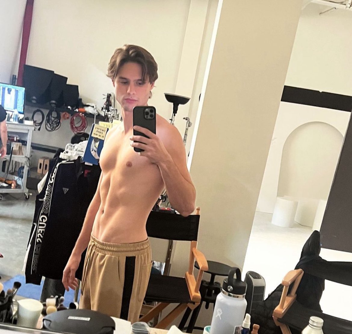 sansprejuges's tweet photo. his thirst strap photos are always so hilarious bc u could tell how much of a retired sIut he was https://t.co/ZhReblLN5N