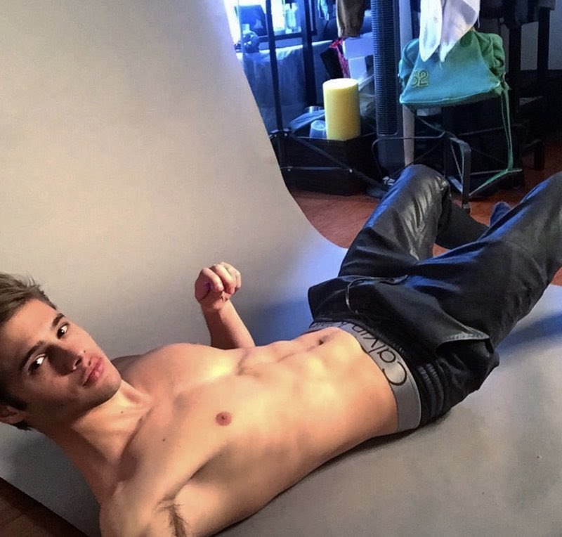 sansprejuges's tweet photo. his thirst strap photos are always so hilarious bc u could tell how much of a retired sIut he was https://t.co/ZhReblLN5N