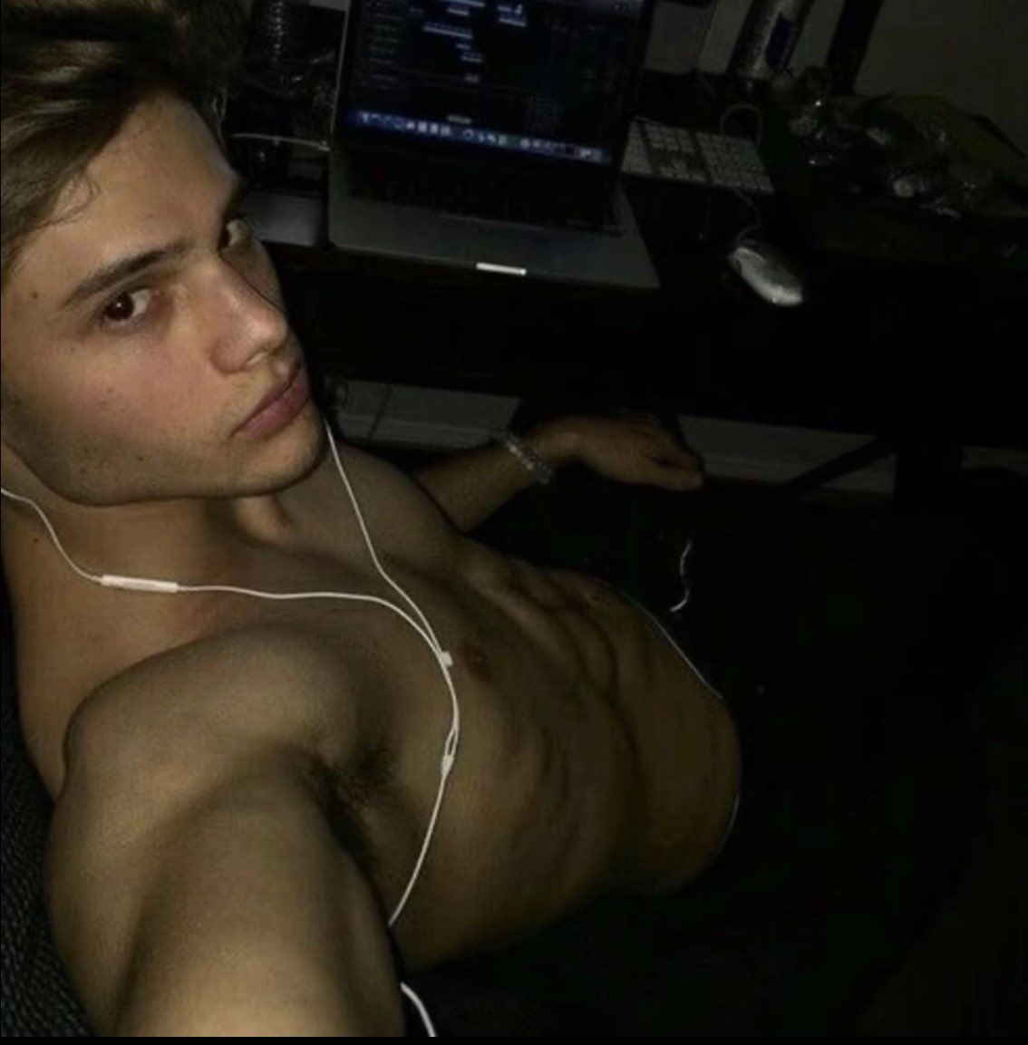 sansprejuges's tweet photo. his thirst strap photos are always so hilarious bc u could tell how much of a retired sIut he was https://t.co/ZhReblLN5N