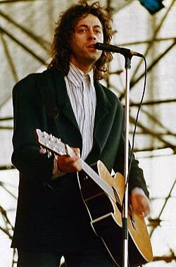 RockOthers's tweet photo. #AlmanaccoRock #BobGeldof
by @boomerhill1968
il 5 ottobre del 1951 nasce Robert Frederick Zenon “Bob” Geldof voce e fondatore dei Boomtown Rats, noto soprattutto per l’impegno umanitario nella lotta contro la fame in Africa in particolare.
Sua l’iniziativa (ed il brano) del supergruppo Band Aid ma soprattutto sua l’idea e l’organizzazione del Live Aid evento epocale (seguirà il Live 8). A titolo di curiosità recita nel film The Wall di Alan Parker tratto dal lp dei Pink Floyd