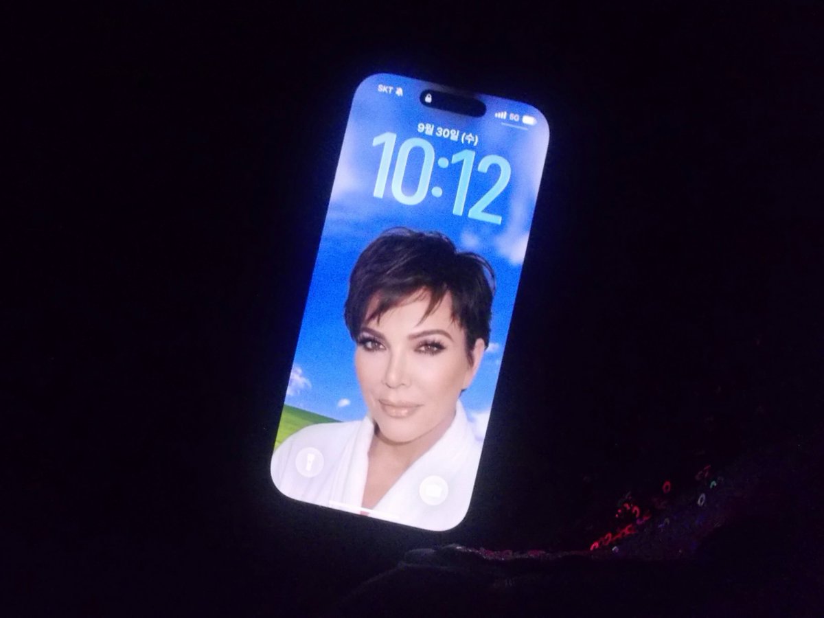 meovv_miyao's tweet photo. Narin :

I also showed Kris unnie my lock screen 🤭
I just showed her while having a meal, haha. And I stole a bit of Kris unnie’s taro? sweet potato thing? 😽 It was so good.. Thanks Kris unnie , haha! https://t.co/U5noGf4ffa