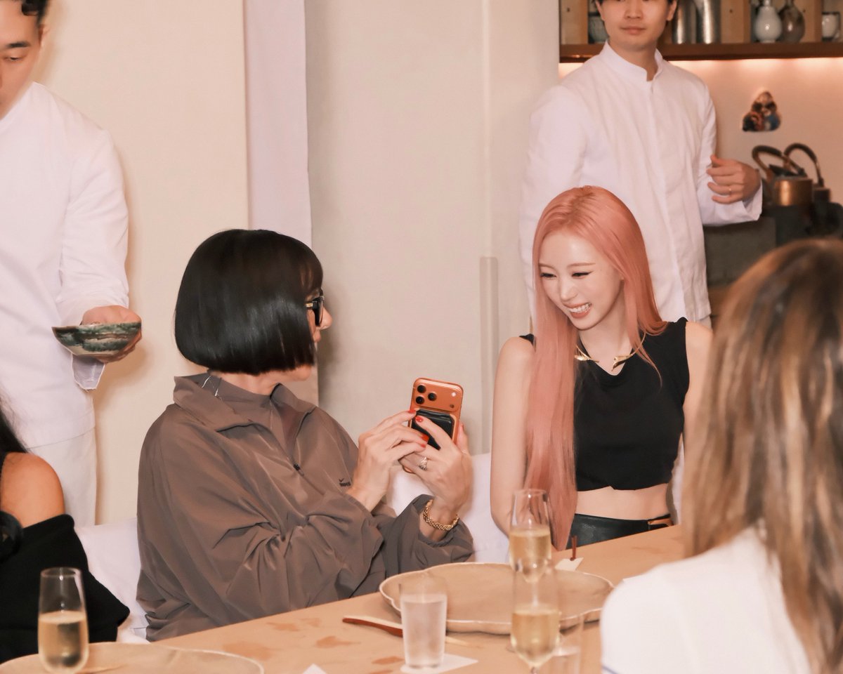 meovv_miyao's tweet photo. Narin :

I also showed Kris unnie my lock screen 🤭
I just showed her while having a meal, haha. And I stole a bit of Kris unnie’s taro? sweet potato thing? 😽 It was so good.. Thanks Kris unnie , haha! https://t.co/U5noGf4ffa