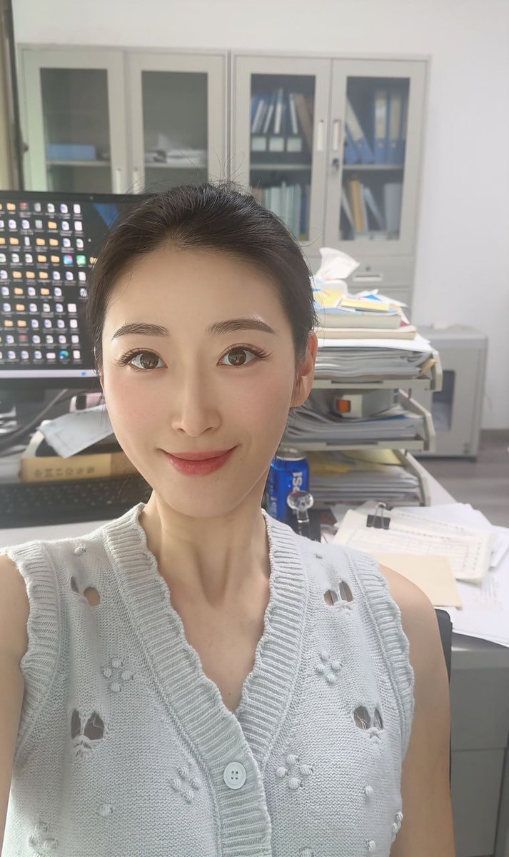 _marcusvm's tweet photo. 白天在税务局核对报表一丝不苟。
晚上只剩这件软针织，笑得没那么正经，想查账可以想查我……规矩我定。 https://t.co/wGg5jfQEve