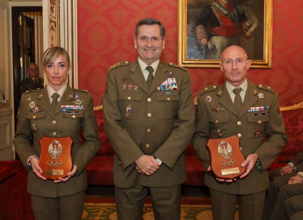 EjercitoTierra's tweet photo. #Buenosdías. Esmeralda Ruiz Alonso es la primera mujer del #EjércitodeTierra en ascender al empleo de suboficial mayor. ¡Enhorabuena por este hito y por una carrera marcada por el compromiso y la vocación de servicio!
✅ Ingresó en el Ejército en 1994. A lo largo de su carrera ha estado destinada en La Legión, el Mando de Operaciones Especiales, la Guardia Real y la Brigada Paracaidista. Fue la primera mujer cuadro de mando del Ejército de Tierra que realizó el Curso de Operaciones Especiales y ejerció el mando en unidades de esta naturaleza. También ha participado en diversas misiones internacionales.
✅ En 2021 fue distinguida con el VIII Premio «Soldado Idoia Rodríguez, mujer en las Fuerzas Armadas».

Hoy felicitamos a la suboficial mayor Ruiz Alonso. Su ascenso reconoce más de tres décadas de preparación, experiencia y servicio, y da visibilidad al desarrollo profesional de las mujeres en el Ejército de Tierra. #SomosTuEjército 🇪🇸