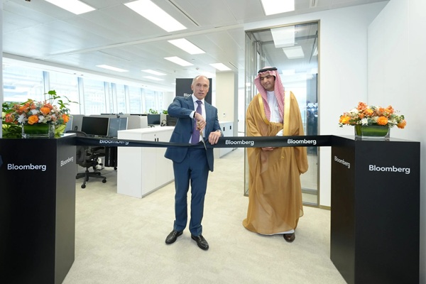 BroadcastProME's tweet photo. Bloomberg expands Saudi Arabia presence with new Riyadh office

https://t.co/RCfipJ8J5P

@Bloomberg #bloombergsaudiarabia https://t.co/1d27TVo5Kj
