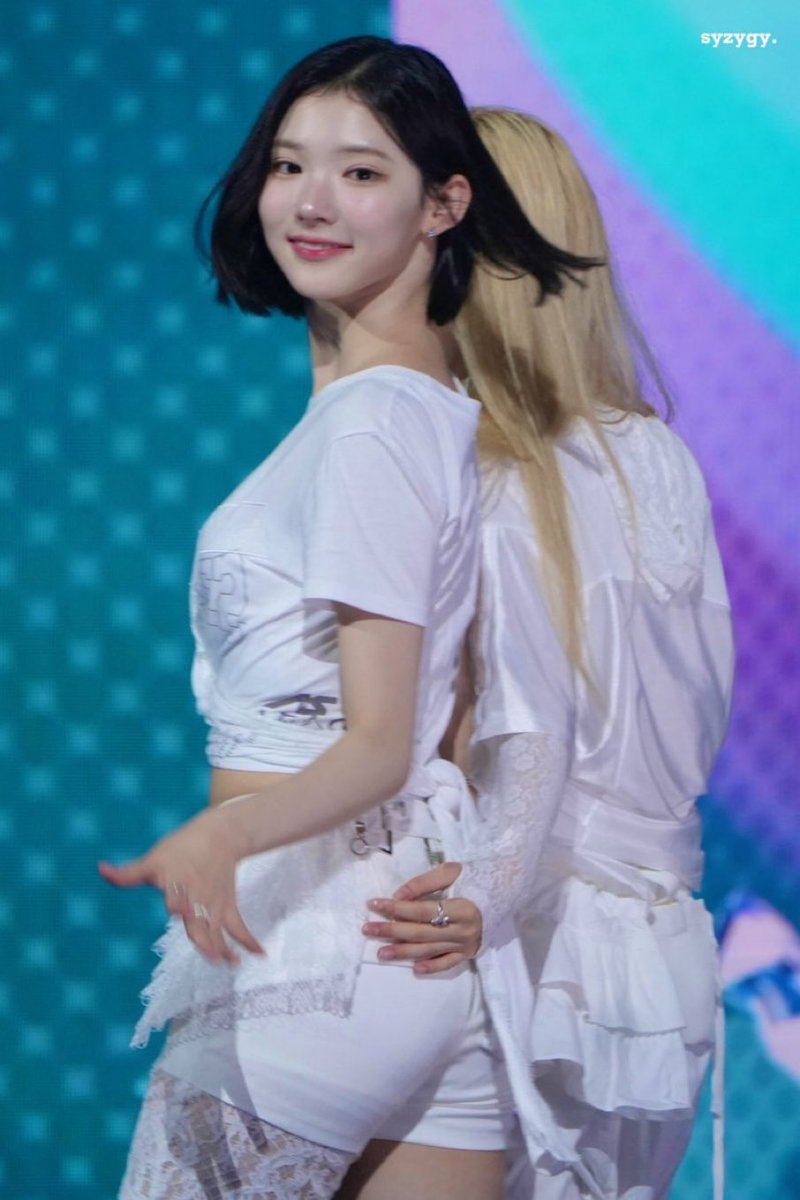 picscjiwoo's tweet photo. juun,that hand???? https://t.co/4TCJiQHK69