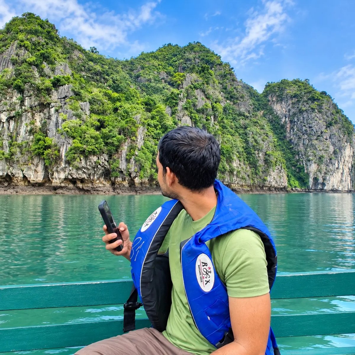 AnayeliRosals's tweet photo. Surrounded by turquoise waters, towering mountains, and Vietnam’s natural beauty. Sometimes the best moments come from simply pausing to take it all in. https://t.co/liibaQAeG9
