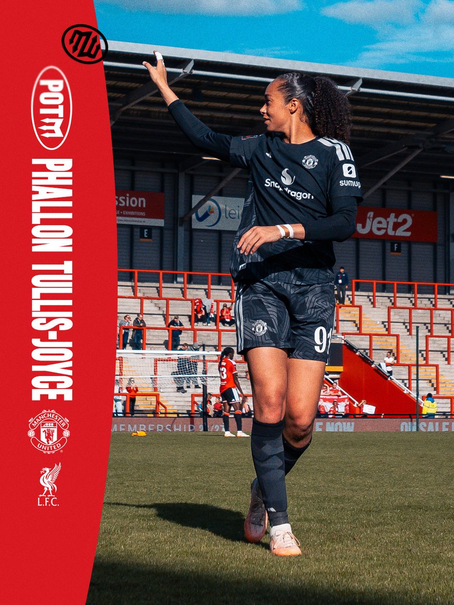 ManUtdWomen's tweet photo. Giving @Phallon91 her flowers 👏💐 https://t.co/G2DpmpdolX