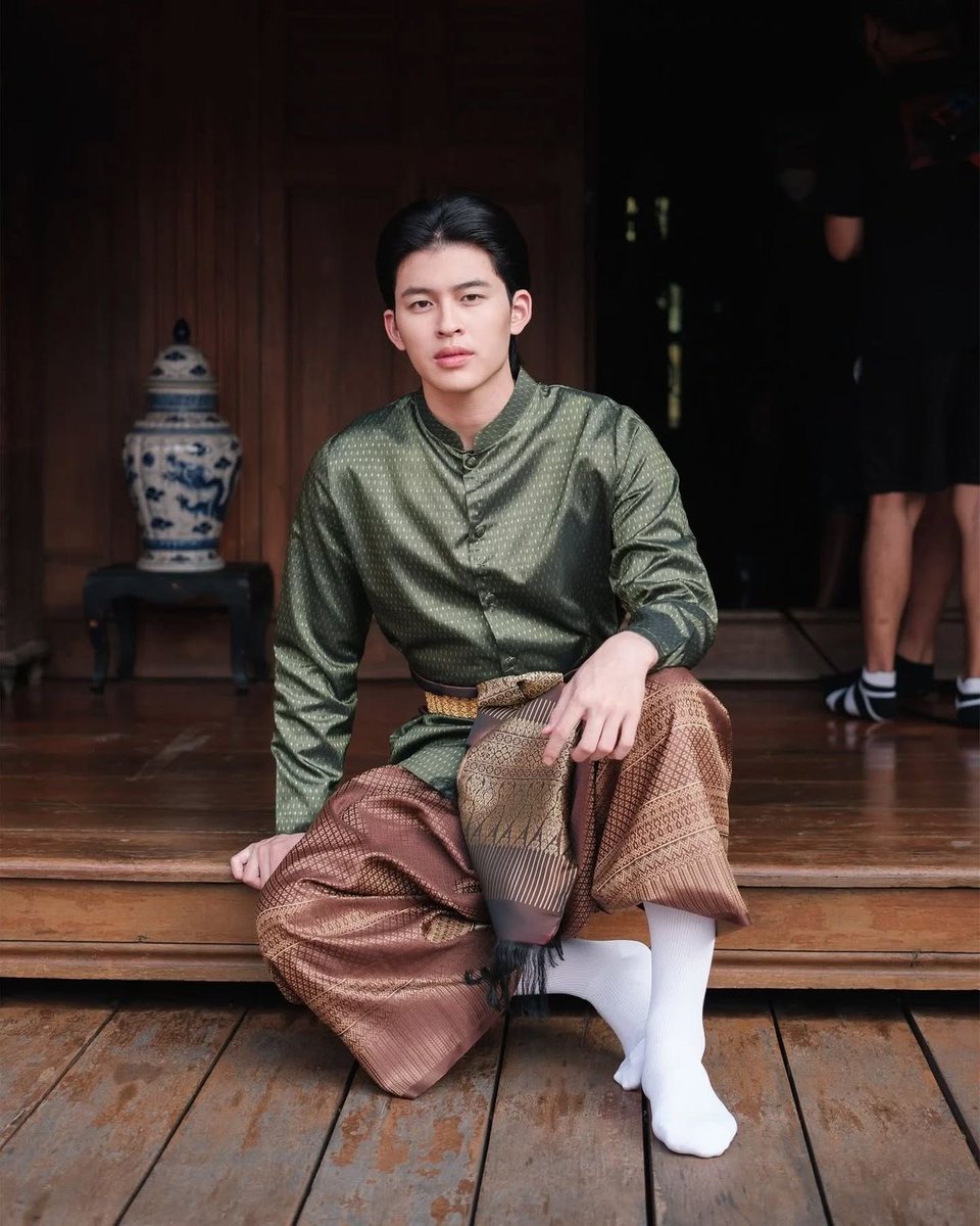 ppappunch_'s tweet photo. ปอนด์ภูวินทร์ได้ใส่ชุดไทยย้อนยุค คือ เขียว เขียวมากๆ เขียวต้นไม้สุดๆ 555555555555555 ภูวินเป็นเจ้าชายฟ้าฮ่ามก็ชุดเขียวทั้งเรื่อง ปอนด์ตอนเป็นคุณหลวงปาล์มก็สีเขียว ล่าสุดเป็นนายตานีก็ราชปะแตนเขียวใบตอง 55555555555555555 https://t.co/wBmmKTlgxd