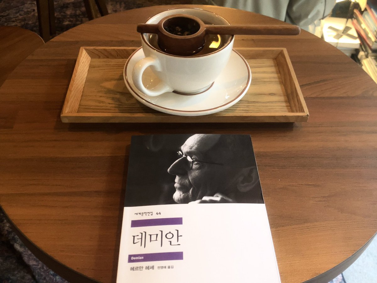 kinggiini's tweet photo. 날씨가 추워졌으니.....    따뜻한 차를...~~~🍵🍵 https://t.co/KXO7T2FTI1