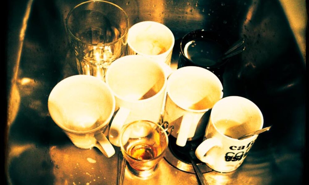 ColdplayCorner's tweet photo. [#SOUVENIRS] 📆 05.10.2010
📌 Dans ce blog, Roadie#42 explore l'importance vitale des boissons chaudes en studio et partage une scène complice où #WillChampion veille sur le petit-déjeuner de @Rikademus.
👉 https://t.co/z2es2dWRac https://t.co/20Qkxsib6o