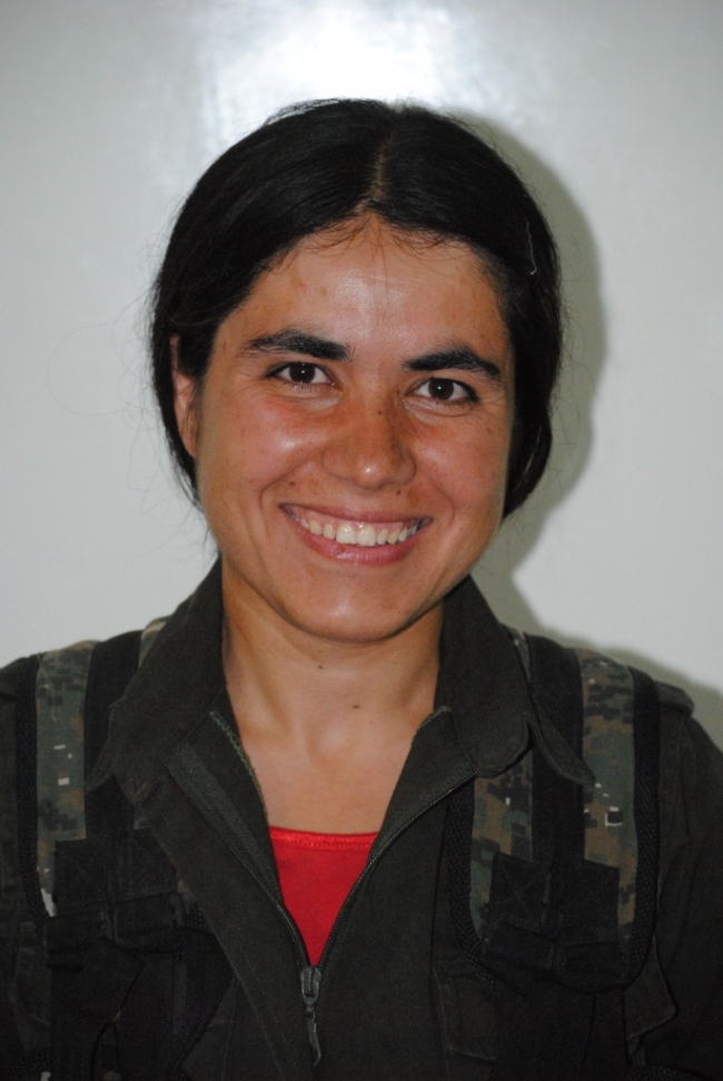 YPJDefense's tweet photo. Li ser girê Miştenûr, li cihê ku ba ji Efrînê dihat û li Kobaniyê disekinî, navek bû efsane. Arîn Mîrkan.

Ew ne tenê jinek bû ku çek hilgirtibû, ew bersiva dîrokê bû bi ruhê YPJ'ê. Jineke Kurd ji Efrînê, ji axa zeytûnan û ji bîhna axa pîroz, dema ku bihîst Kobaniyê di nava agir de ye, weke şervaneke YPJ'ê rabû û berê xwe da cihê ku mirin û jiyan li hev diciviyan.

Dema ku Kobaniyê di bin êrîşa herî hovane ya DAÎŞê de bû, tevahî dinyayê digot "Kobaniyê ket", dema ku tarîtî dixwest ronahiyê bifetisîne, şervanek, ji Yekîneyên Parastina Jinê derket ser gir. Li hemberî dehan tank û sedan çeteyên ku bi navê Xweda mirovan serjê dikirin, Arînê bi bedena xwe bersiv da. Wê zanîbû ku guleyên wê, wê têrê nekin, lê wê bi baweriya YPJ'ê zanibû ku canê wê dikare bibe bombeyeke ku riya tarîtiyê bigire.

Çalakiya wê ya fedayî ne mirin bû, lê ew jiyan bû. Wê xwe kir xaleke zivirînê di dîroka YPJ'ê de û nîşan da ku YPJ dikare bi tenê li hemberî xîlafeta reş bisekine û bibêje "na". na, hûn nikarin derbas bibin. Ew kêliya li ser girê Miştenûr, dengê teqîna wê ne tenê çete teqandin, tirsa di dilê hemû jinên cîhanê de teqand û hêvî da wan.

Arîn ji Efrînê bû, lê bû sembola Kobaniyê. Ji ber ku di nava YPJ'ê de fêr bûbû ku Efrîn, Kobaniyê û Cizîr, hemû yek in. Axek e, jinek e û azadiyek e. Eger Kobaniyê bikeve, Efrîn jî tune ye. Lewma ew çû. Ne ji bo mirinê, ji bo ku hemû jinên cîhanê bijîn.

Îro dema ku em li Kobaniyê dimeşin, em li ser şopa wê ya di nava refên YPJ'ê de dimeşin. Her kevirê Miştenûr navê wê dizane. Her bayê ku ji Efrînê tê, bîhna porê wê û bîhna berxwedaniya YPJ'ê tîne. Ew bû çîrokeke ku bi xwînê hat nivîsîn, ne bi pênûsê.

Arîn Mîrkan ne çîrokeke qediyayî ye, ew destpêk e. Destpêka wê yekê ku jina Kurd êdî qurban nîne, ew parêzvan e. Wê di nava YPJ'ê de bi çalakiya xwe ne tenê xwe, lê rûmeta hemû Jinan parast.

#ypj #YPG #DefendRojava
👇👇
https://t.co/71W6b0udY1
https://t.co/7GOcb9m8NM
https://t.co/TPSvkpq8wP