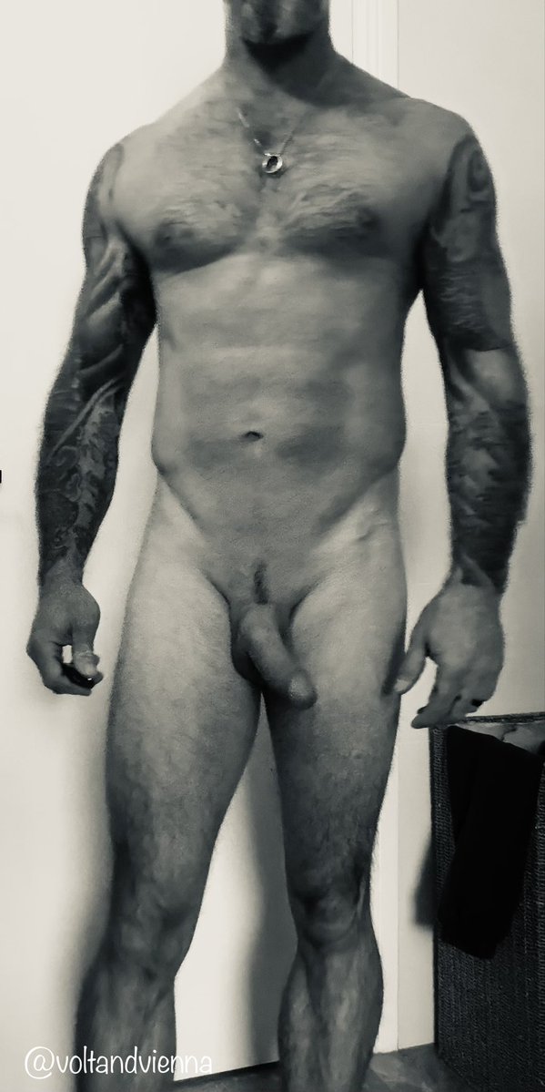Voltandvienna's tweet photo. Monochrome Monday. Full body, no filter on the details. 
Which part are you staring at first? https://t.co/kStWm8FaPe