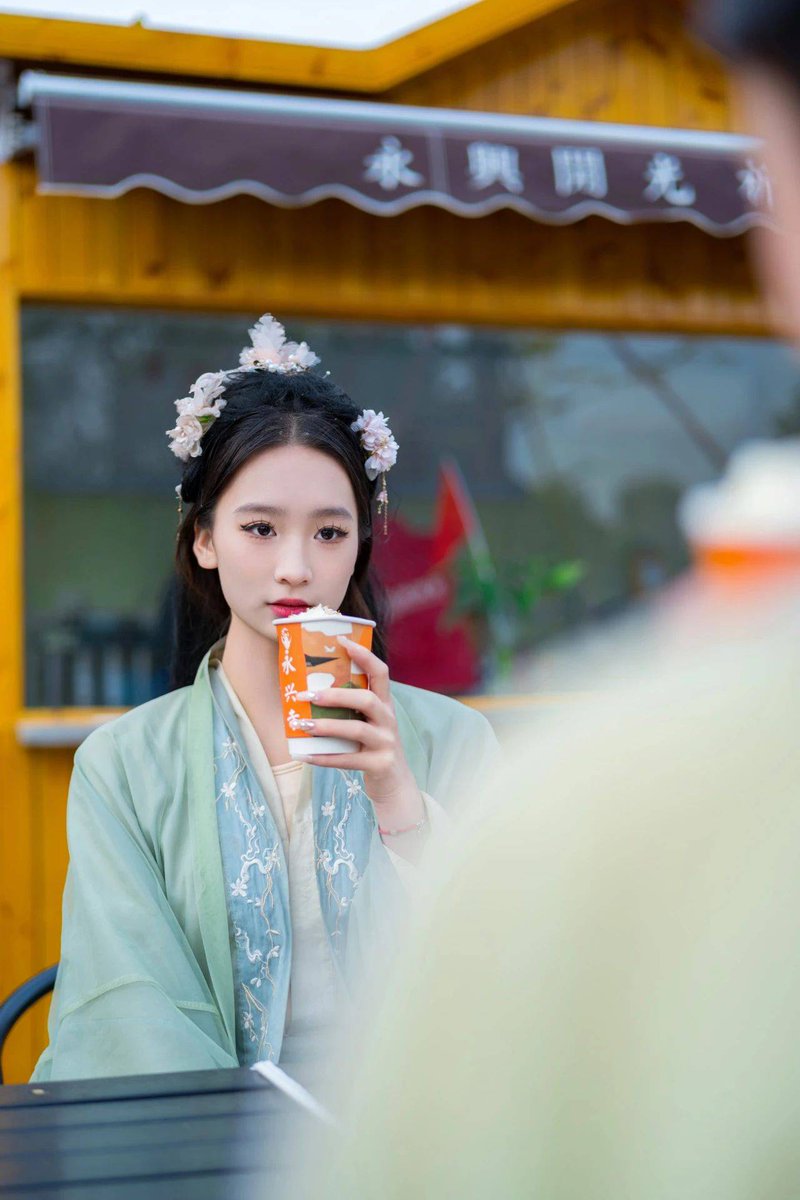 TurboStageoc7h's tweet photo. [Huai Jiu Cheng Qianju brings a fresh vibe to the small town’s morning market, his smile as warm as the sweet osmanthus tea nearby.] https://t.co/sBDDbKLv5v