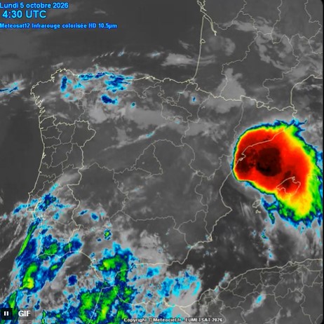 FernandoVallada's tweet photo. Un Mediterráneo recalentado está alimentando hoy lunes 5 de octubre un nuevo sistema convectivo frente a las costas catalanas. https://t.co/qDPVdti0gY