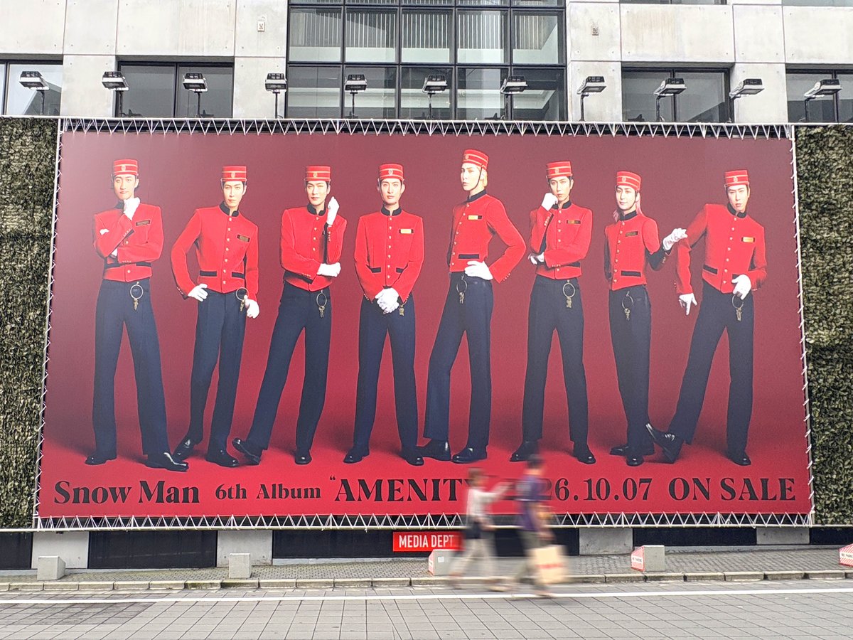 sogohodopopeye's tweet photo. Snow Man 6th Album「AMENITY」の真っ赤な広告が渋谷のMEDIA DEPARTMENT TOKYOに登場✨
ホテルマンの制服に身を包んだメンバーと、食べ物で作られたカップや歯ブラシ、スリッパなど。アルバムタイトル通り、ホテルのアメニティを表現しているようです💡
#SnowMan #AMENITY_6thAL https://t.co/Y2E7FzcTId