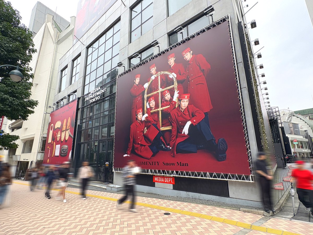 sogohodopopeye's tweet photo. Snow Man 6th Album「AMENITY」の真っ赤な広告が渋谷のMEDIA DEPARTMENT TOKYOに登場✨
ホテルマンの制服に身を包んだメンバーと、食べ物で作られたカップや歯ブラシ、スリッパなど。アルバムタイトル通り、ホテルのアメニティを表現しているようです💡
#SnowMan #AMENITY_6thAL https://t.co/Y2E7FzcTId