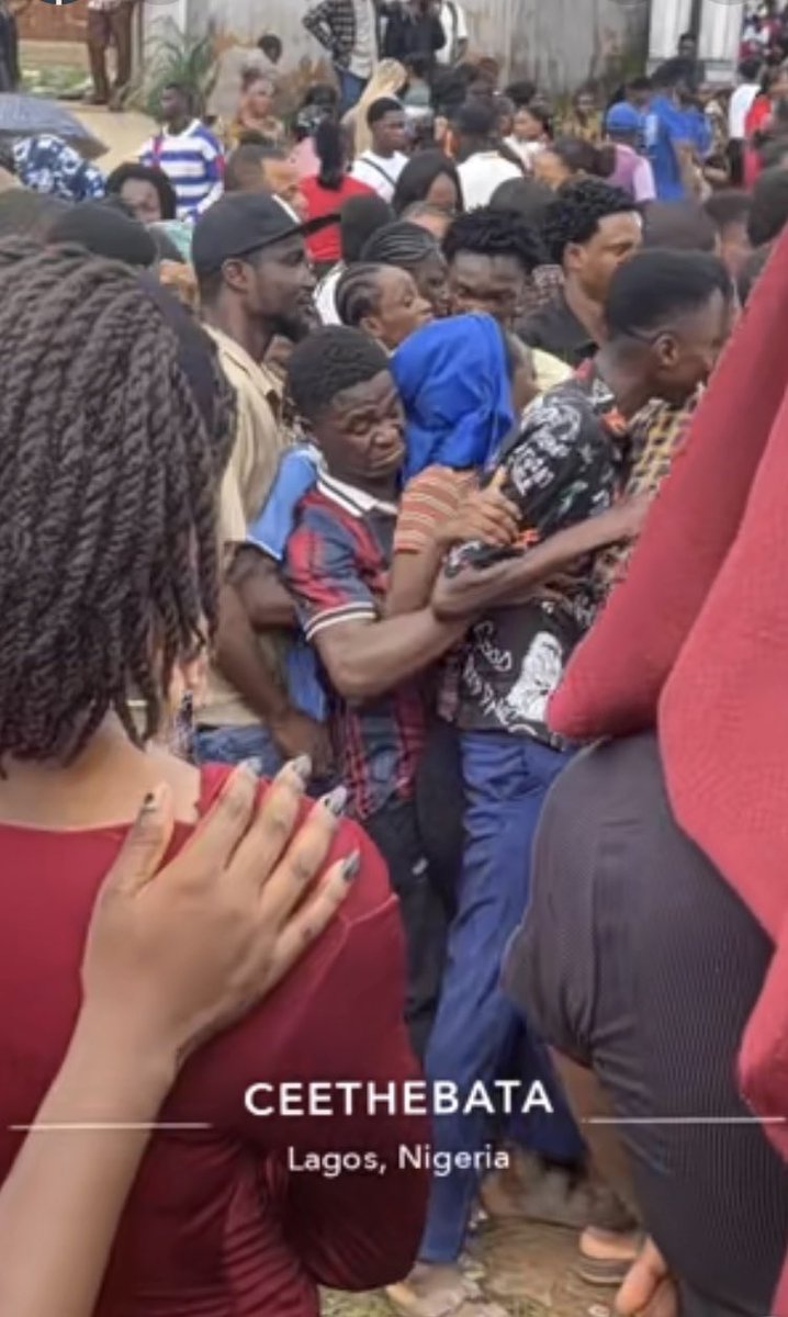 _saylessbr0's tweet photo. Citizens seen lining up in Lagos state to receive campaign benefits. 

Imagine the struggle for that lady💔 https://t.co/txN5NW2oL6