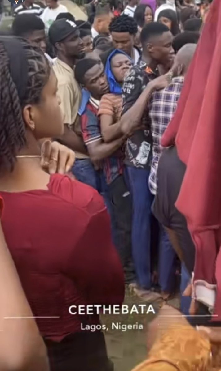 _saylessbr0's tweet photo. Citizens seen lining up in Lagos state to receive campaign benefits. 

Imagine the struggle for that lady💔 https://t.co/txN5NW2oL6