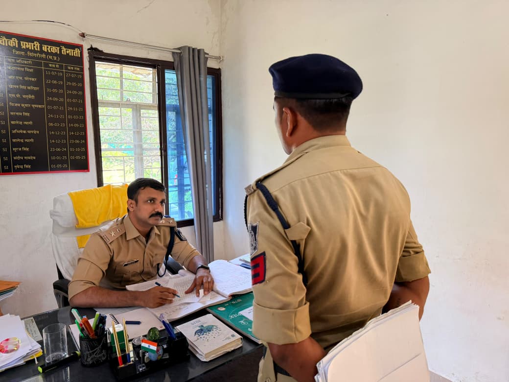 singrauli_sp's tweet photo. पुलिस अधीक्षक श्री षियाज के.एम. ने चौकी बरका का किया औचक निरीक्षण

पुलिस अधीक्षक सिंगरौली श्री षियाज के.एम. द्वारा चौकी बरका का औचक निरीक्षण कर पुलिसिंग व्यवस्था एवं संधारित अभिलेखों का जायजा लिया गया। @CMMadhyaPradesh @mohdept @MPPoliceDeptt @IG_Rewa @CollectorSGL https://t.co/cYzUJbN28i