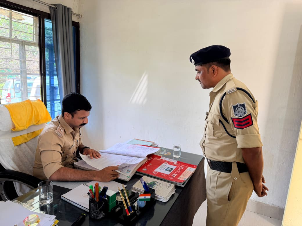 singrauli_sp's tweet photo. पुलिस अधीक्षक श्री षियाज के.एम. ने चौकी बरका का किया औचक निरीक्षण

पुलिस अधीक्षक सिंगरौली श्री षियाज के.एम. द्वारा चौकी बरका का औचक निरीक्षण कर पुलिसिंग व्यवस्था एवं संधारित अभिलेखों का जायजा लिया गया। @CMMadhyaPradesh @mohdept @MPPoliceDeptt @IG_Rewa @CollectorSGL https://t.co/cYzUJbN28i