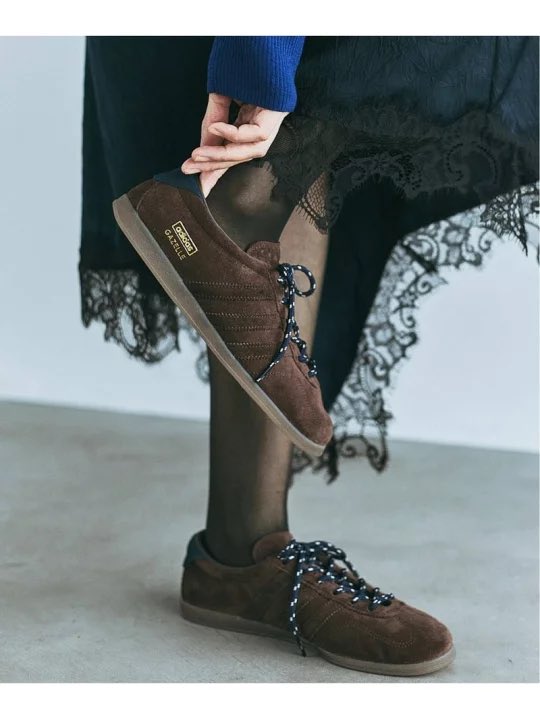 uyuuuu40's tweet photo. IENAで見つけたadidasのスニーカー、
Brown×Blueの配色が最高すぎる… https://t.co/CrkeYjBh8d