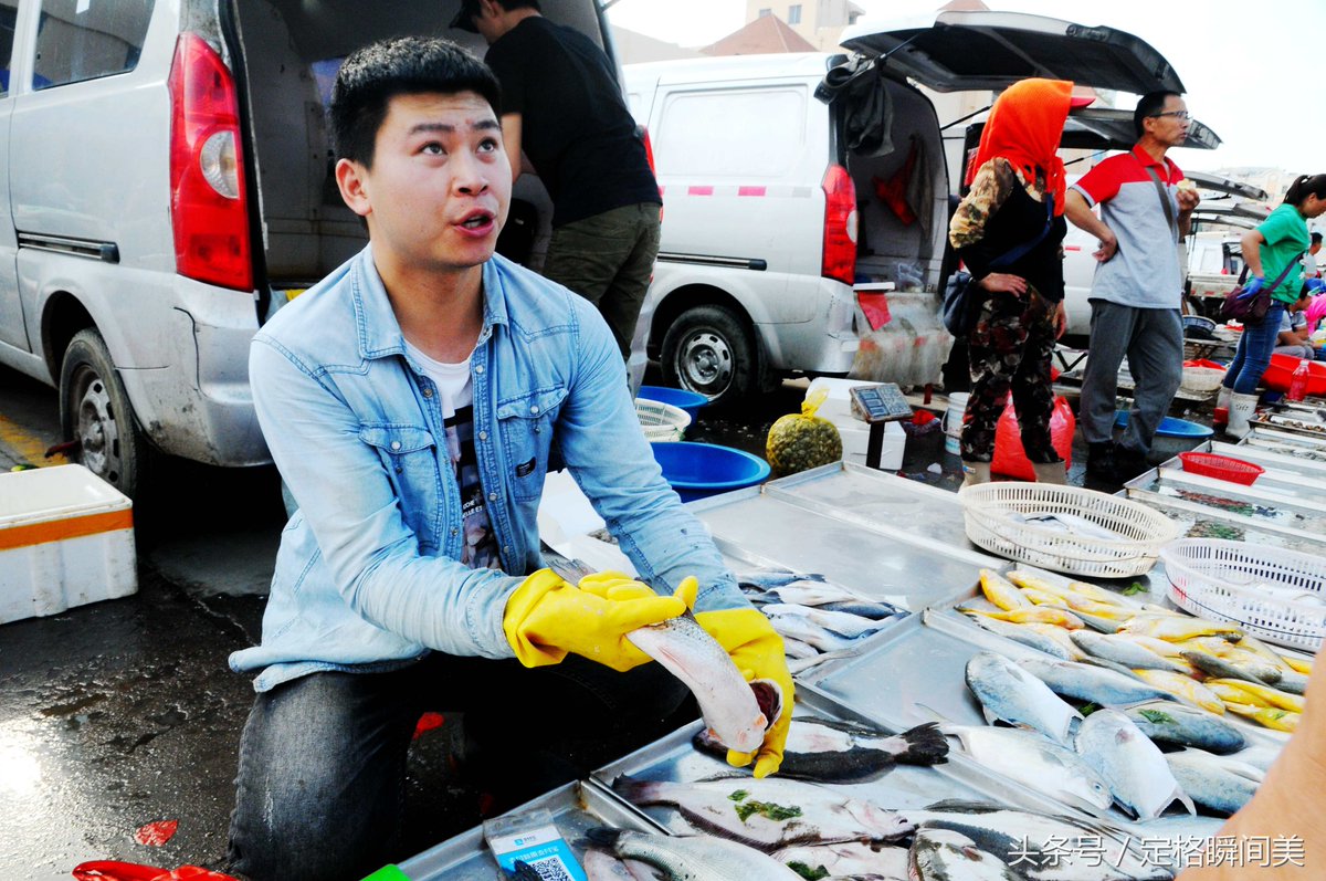 AnthonyHunh38j's tweet photo. [At the corner of the pier, I met a cute young guy selling fresh seafood.]， https://t.co/ueWjJ7Ixvq